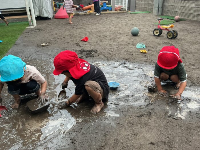 タケノコを持つ子供