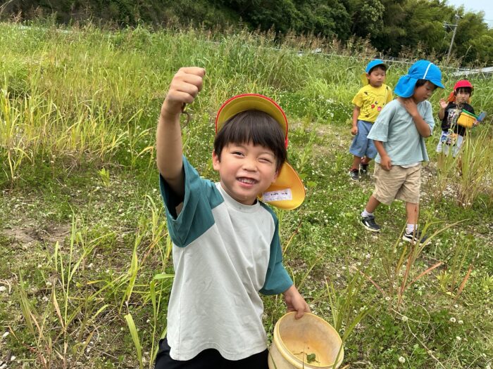 食べる子供